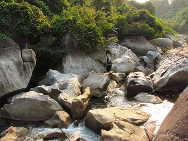 Suối NGẦM ĐÔI ĐÀ NẴNG