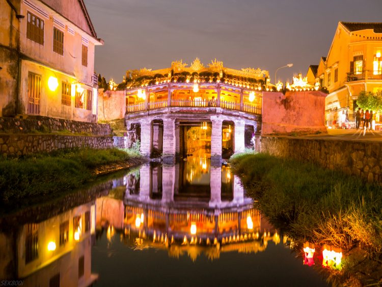 Chùa Cầu – tiếp giáp đường Nguyễn Thị Minh Khai và Trần Phú