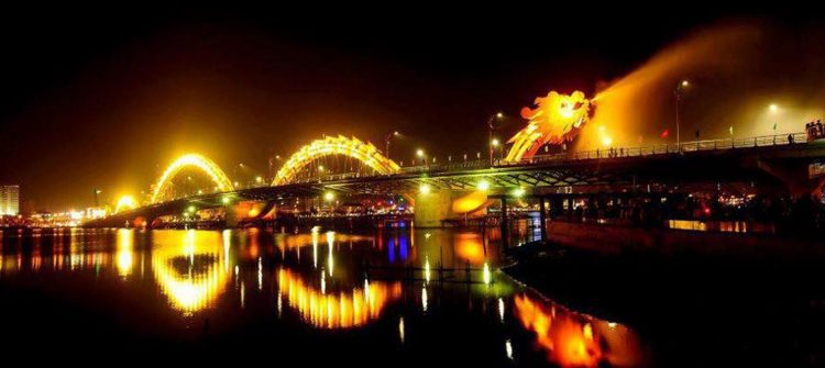 Cầu Rồng phun lửa được ngóng chờ vào mỗi tối cuối tuần, lễ Tết
