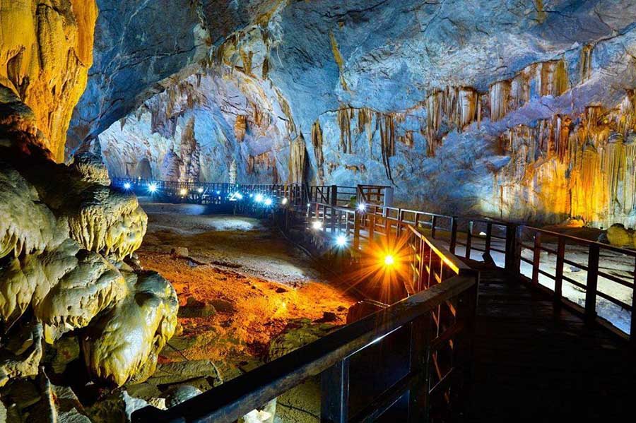 Động Thiên Đường 1km trên hệ thống cầu thang gỗ