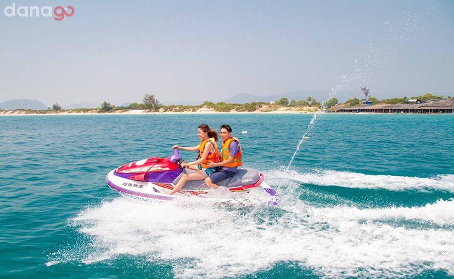 Lái mô tô nước trên Bãi Sao