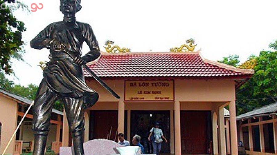 Mộ bà Lê Kim Định