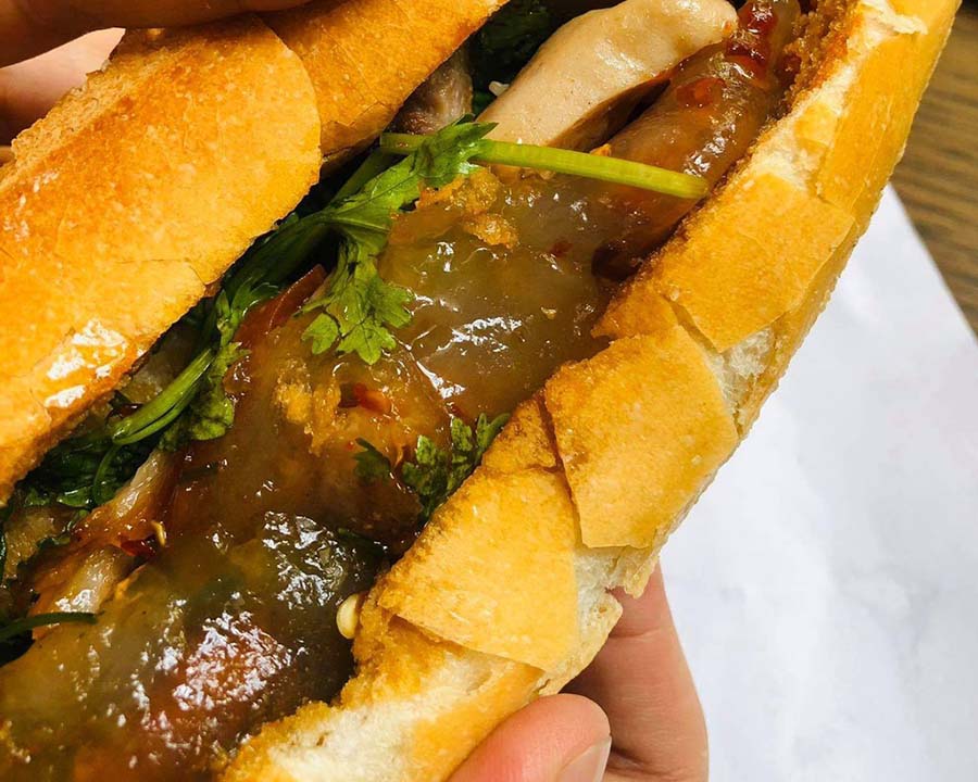 Bánh mì kẹp bột lọc