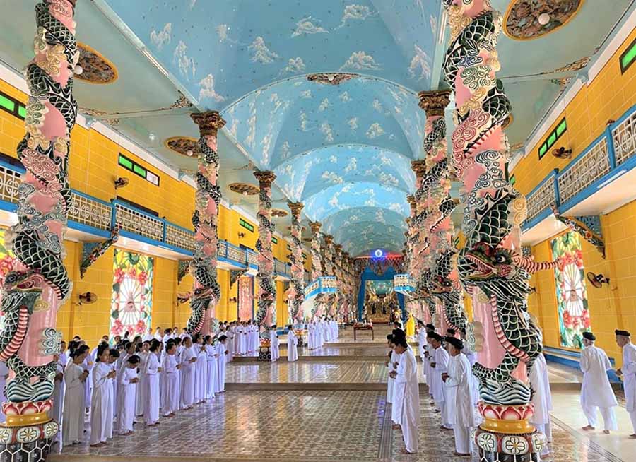 bên trong tòa thánh tây ninh